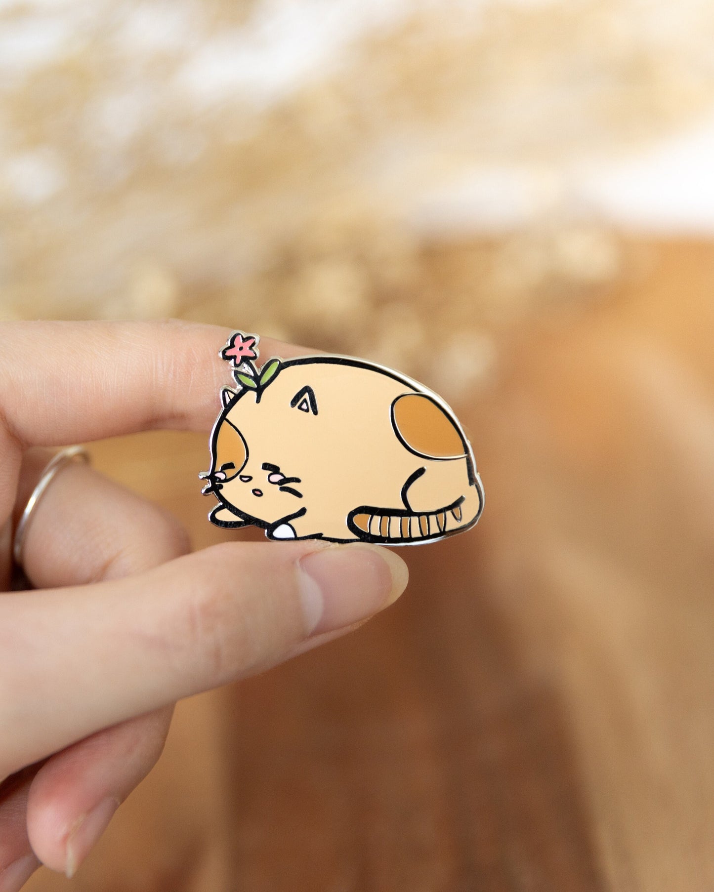 pin // sleepy chubby beige cat - hard metal enamel pin