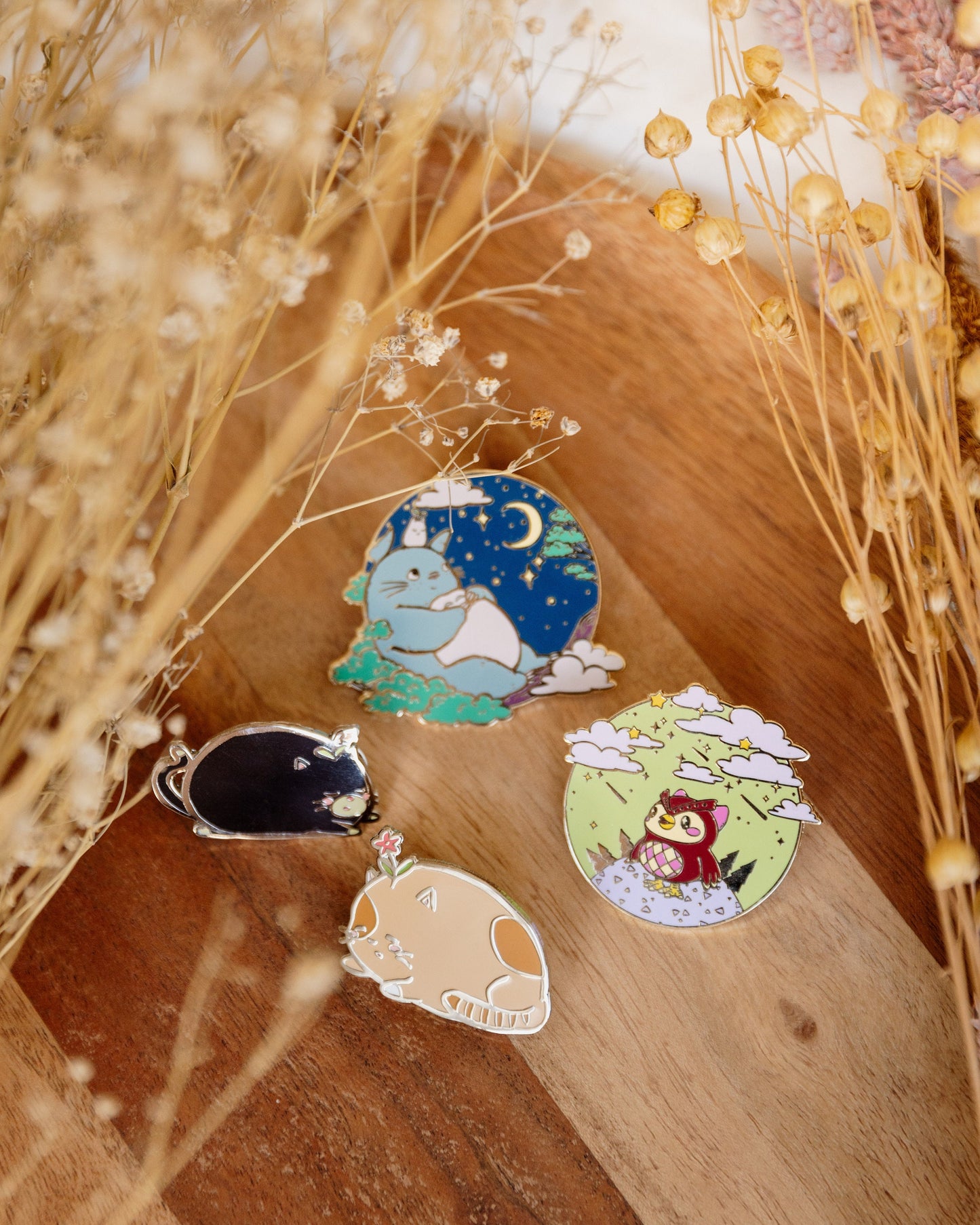 pin // sleepy chubby beige cat - hard metal enamel pin