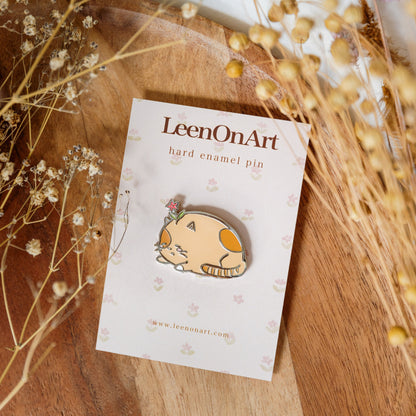 pin // sleepy chubby beige cat - hard metal enamel pin