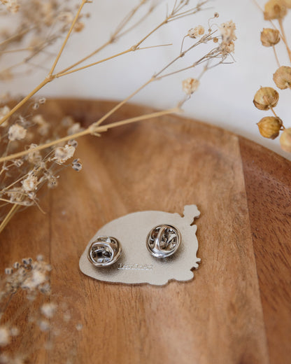 pin // sleepy chubby beige cat - hard metal enamel pin